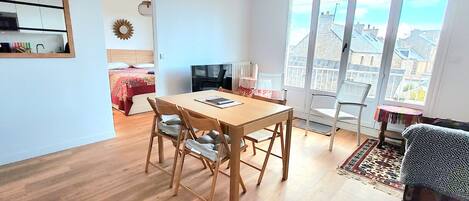 2 chambres, fer et planche à repasser, Wi-Fi, draps fournis