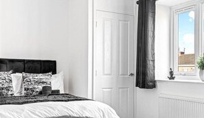 2 bedrooms, Internet, bed sheets - Bedworth 2 Bedroom Wi-Fi Sleeps 5 - JRR Stays (Warwickshire)