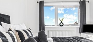 2 bedrooms, Internet, bed sheets - Bedworth 2 Bedroom Wi-Fi Sleeps 5 - JRR Stays (Warwickshire)