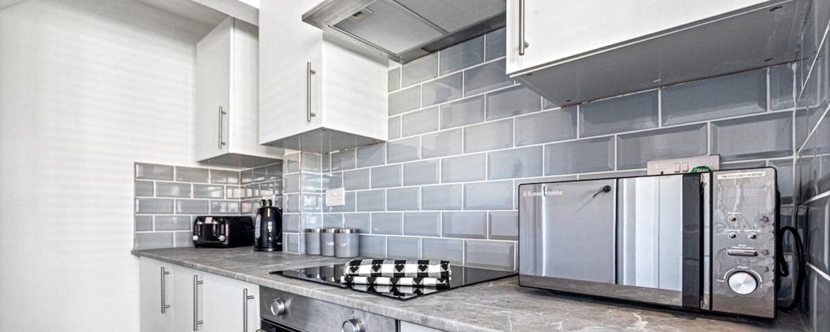 ثلاجة، ميكروويف، فرن، موقد طهي مسطح