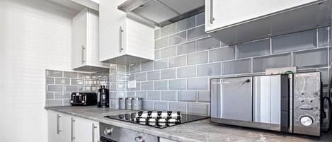 Kühlschrank, Mikrowelle, Ofen, Herdplatte