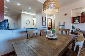 Dining - Above It All. Big Bear Unit 5002 (Pigeon Forge)