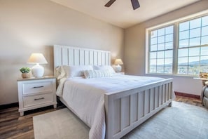 2 bedrooms, iron/ironing board, free WiFi, bed sheets - Above It All. Big Bear Unit 5002 (Pigeon Forge)