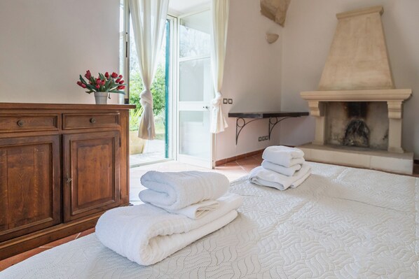 3 bedrooms, iron/ironing board, WiFi, bed sheets