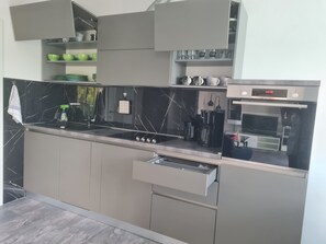 Fridge, oven, stovetop, dishwasher