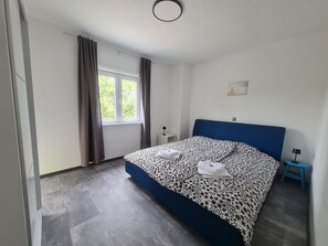 4 bedrooms, iron/ironing board, free WiFi, bed sheets