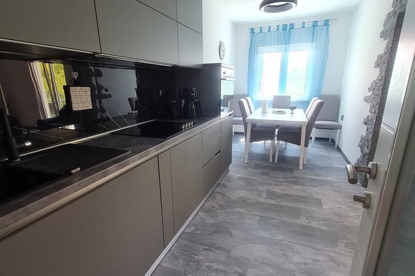 Een koelkast, een oven, een kookplaat, een vaatwasser