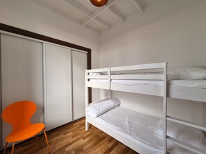 2 bedrooms, iron/ironing board, WiFi