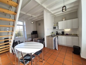 Fridge, microwave, oven, coffee/tea maker