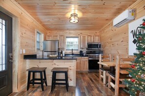 Fridge, microwave, oven, stovetop - Whiskey Stone - Hot Tub, Fireplace, Grill & Arcade (Sevierville)