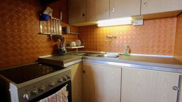 Kjøleskap, mikrobølgeovn, ovn og kaffetrakter/tekoker