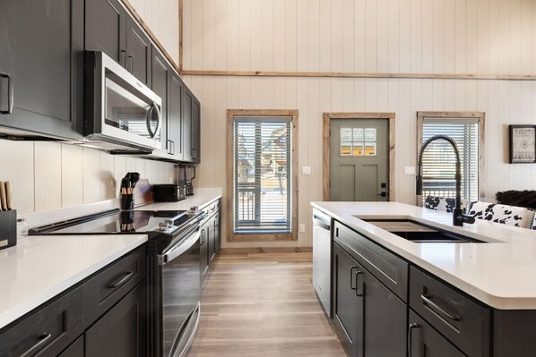 Køleskab, mikrobølgeovn, ovn, kogeplade