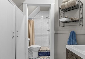 Douche, sèche-cheveux, serviettes fournies, savon