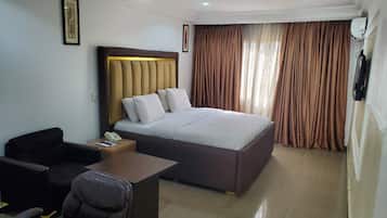 Chambre Simple Deluxe, vue piscine | Coffres-forts dans les chambres, bureau