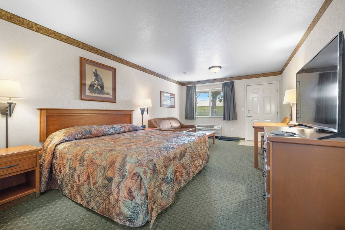 Comfort Suite, 1 King Bed with Sofa bed, Non Smoking | Desk, laptop workspace, blackout drapes, iron/ironing board