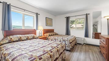 Suite familiar, no fumadores | Escritorio, espacio para trabajar con un portátil, cortinas opacas