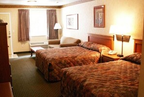 Escritorio, espacio para trabajar con laptop y cortinas blackout