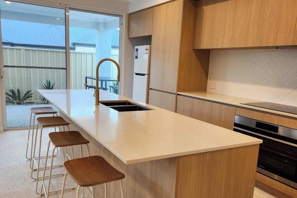 Wasserkocher mit Kaffee-/Teezubehör, Kühlschrank, Ofen, Herdplatte