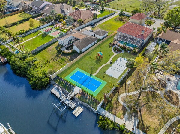 Waterfront Pool Pickleball Court Game Room - Tampa, FL
