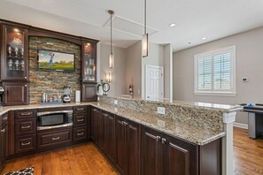 House (6 Bedrooms) | Interior