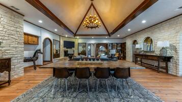 House | 5 bedrooms, desk, Internet