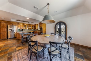 House | 5 bedrooms, desk, Internet