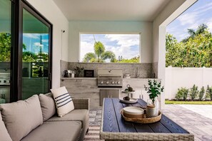 House | 4 bedrooms, desk, Internet - Luxurious Naples 4BR w Pool by Vanderbilt Beach (Naples)