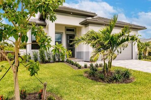 House | 4 bedrooms, desk, Internet - Luxurious Naples 4BR w Pool by Vanderbilt Beach (Naples)