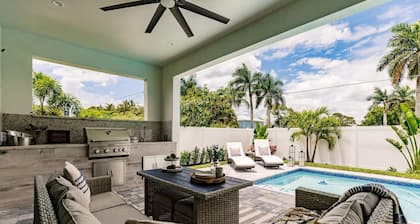 Luxurious Naples 4BR w Pool by Vanderbilt Beach