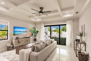 House | 4 bedrooms, desk, Internet - Luxurious Naples 4BR w Pool by Vanderbilt Beach (Naples)