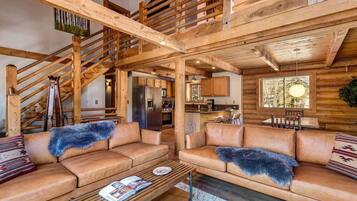 Suite | 3 bedrooms, desk, Internet