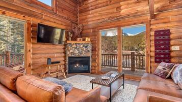 Suite | 3 bedrooms, desk, Internet