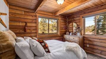 Suite | 3 bedrooms, desk, Internet