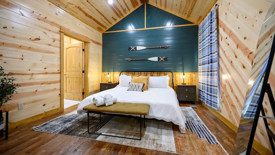 Massive Hochatown Lodge w spa Basketball More