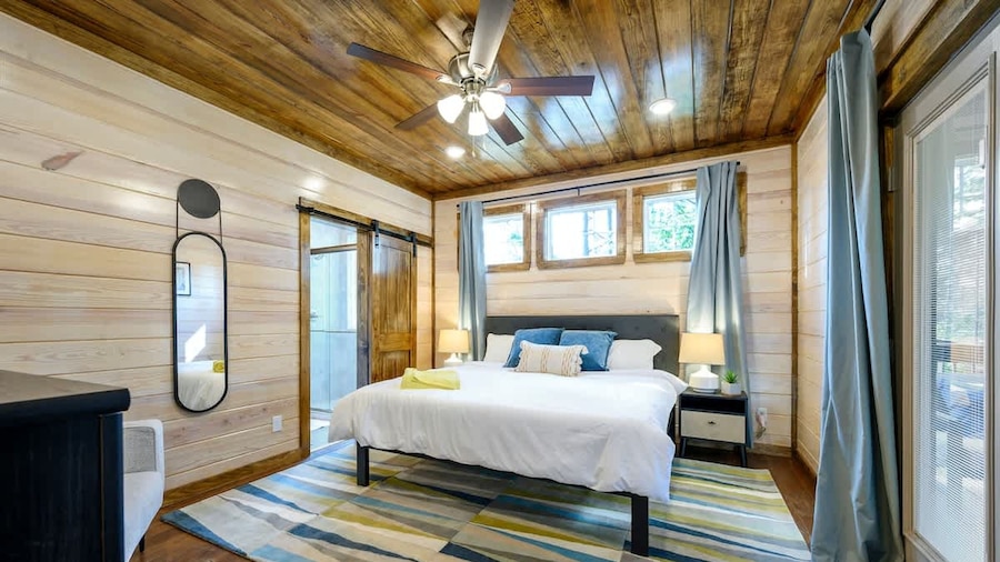Family-friendly Broken Bow Cabin w spa Game Room