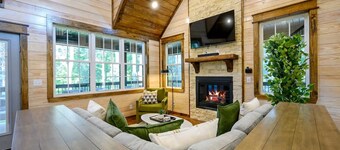 Family-friendly Broken Bow Cabin w spa Game Room