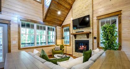 Family-friendly Broken Bow Cabin w spa Game Room