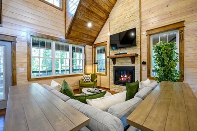 Family-friendly Broken Bow Cabin w spa Game Room