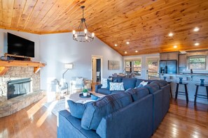 Suite | 4 bedrooms, Internet - Gorgeous Blue Ridge Views Spacious Retreat With spa (Blue Ridge)
