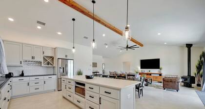 Secluded Hill Country Getaway Stunning Views Fire Pit 15 Min to Main Street 12 Guests
