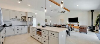 Secluded Hill Country Getaway Stunning Views Fire Pit 15 Min to Main Street 12 Guests