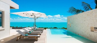 Luxurious Oceanfront Villa Infinity Pool Plunge