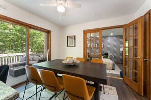 House | 5 bedrooms, desk
