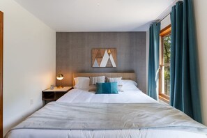 House | 5 bedrooms - Charming Poconos Retreat With hot tub Fireplace (East Stroudsburg)