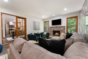 House | 5 bedrooms, desk - Charming Poconos Retreat With hot tub Fireplace (East Stroudsburg)