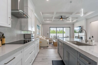 Sparkling new Vanderbilt Beach Luxury Escape