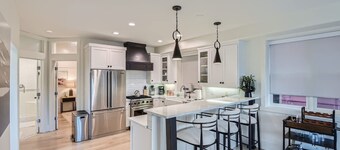 Old Town Ski-in Out Hot Tub Walk to Main St