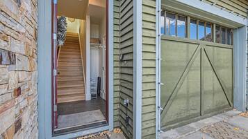 House | 4 bedrooms, desk, Internet