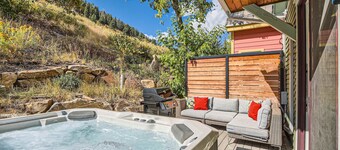 Old Town Ski-in Out Hot Tub Walk to Main St