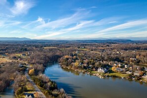 Une rivière traverse un quartier résidentiel, avec des maisons de chaque côté.